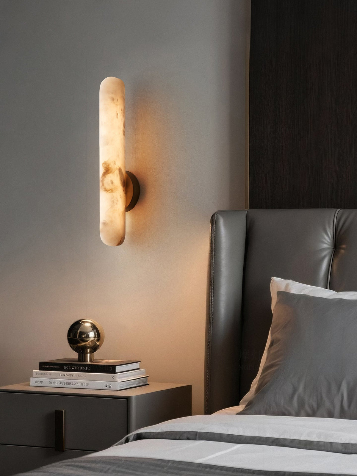 Nivoina Amber Alabaster Rod Sconce