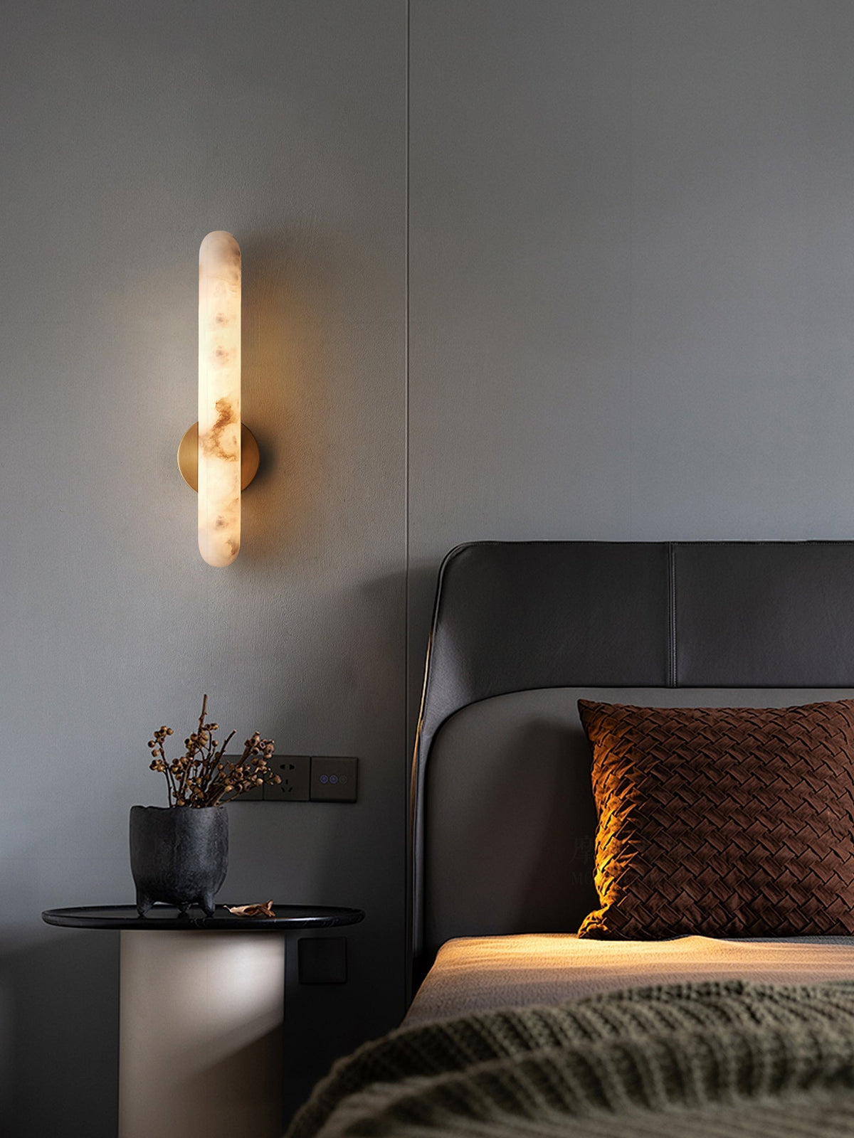 Nivoina Amber Alabaster Rod Sconce
