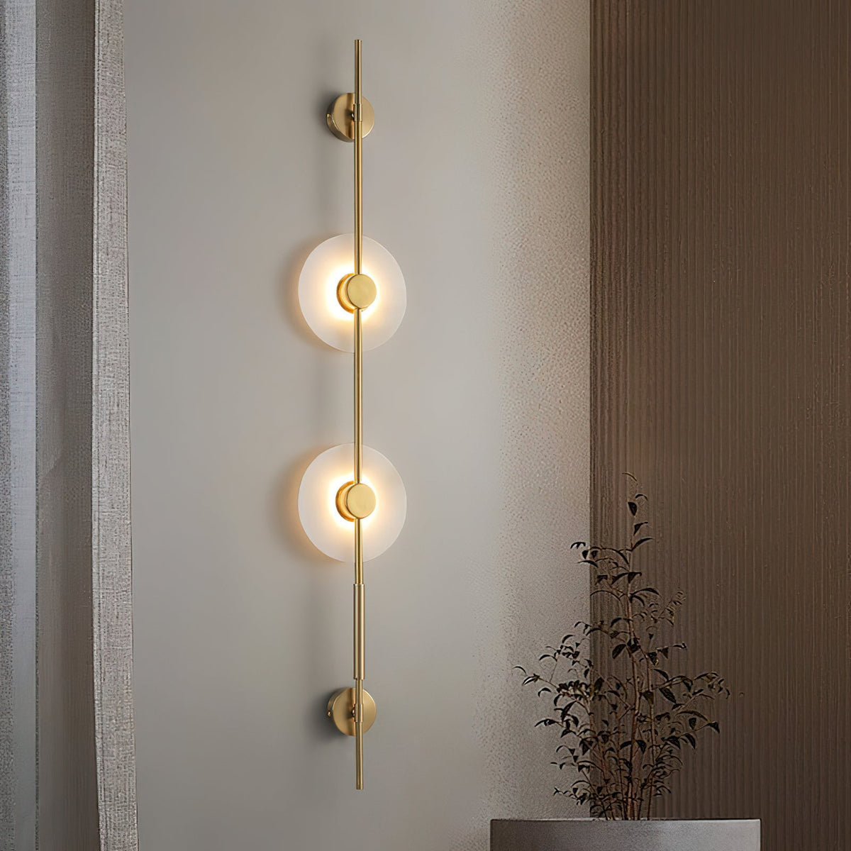 Nivaraya Vertical Alabaster Wall Lamp