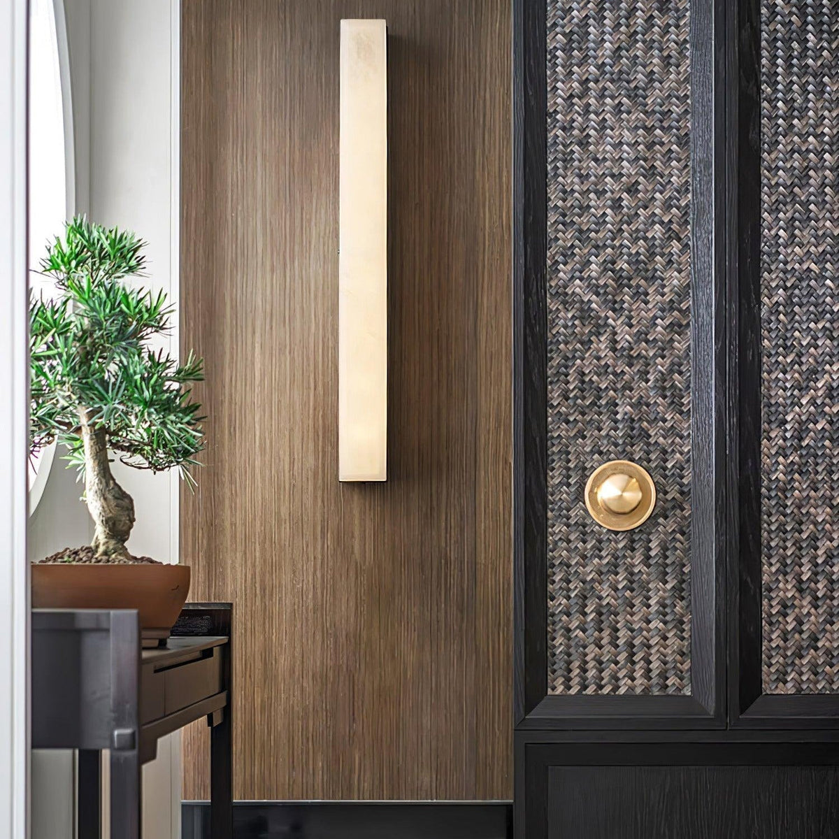 Menepuk Linear Brass Alabaster Wall Lamp