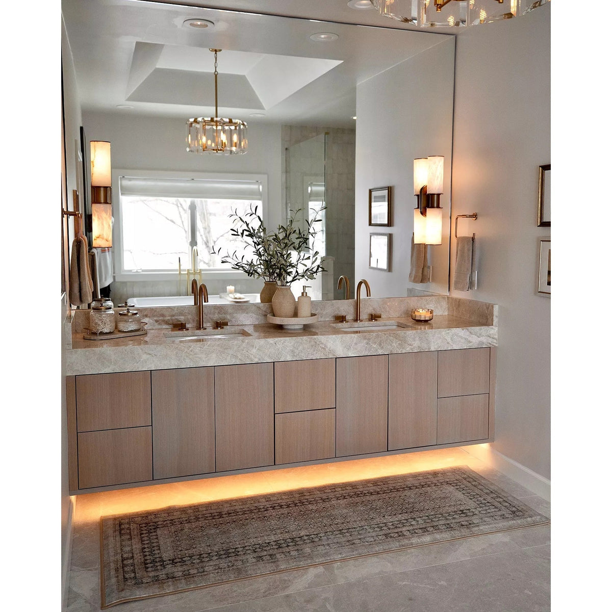 Nivivina Vertical Alabaster Sconce