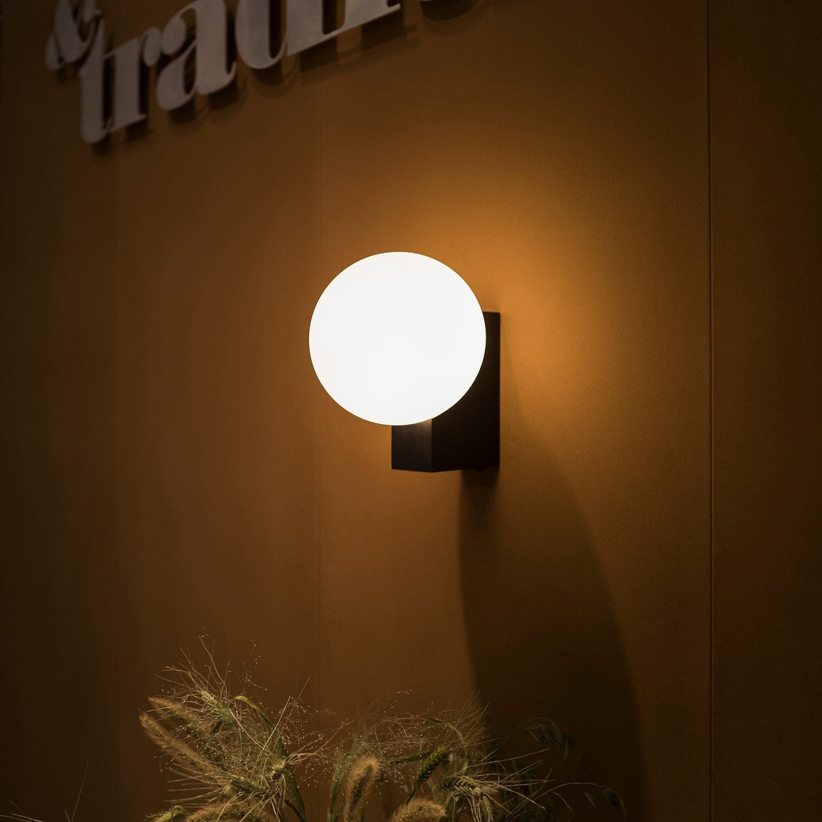 Vantheir Wall Lamp