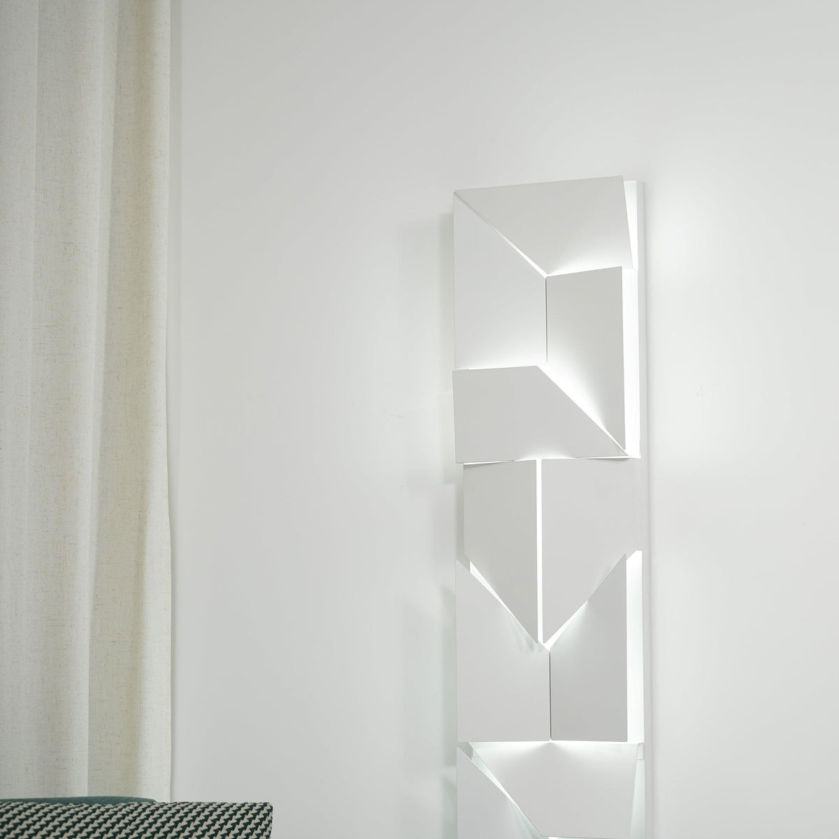 Wynor Shadows Grand Sconce Wall Lamp
