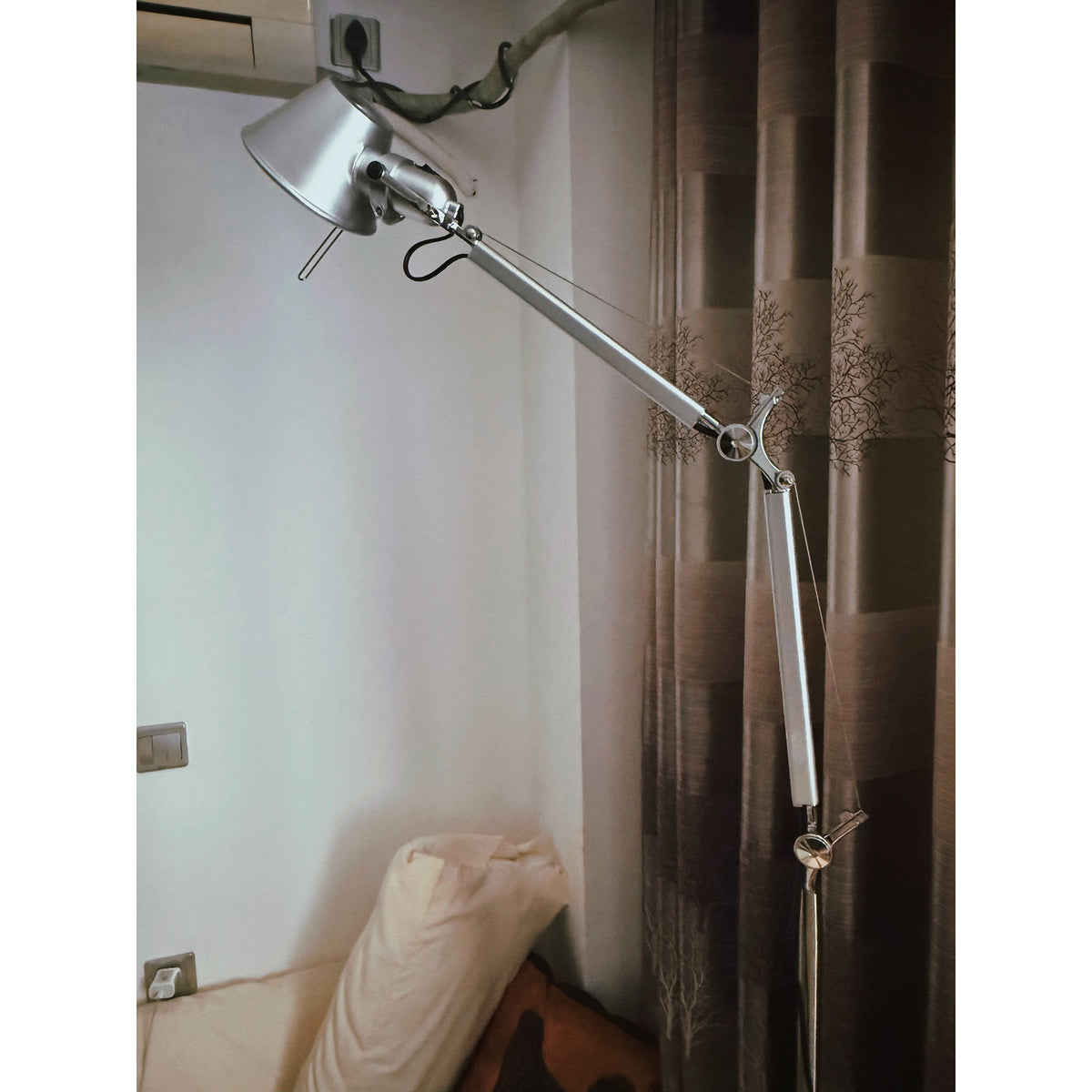 Valinielle Minimalist Aluminum Floor Lamp