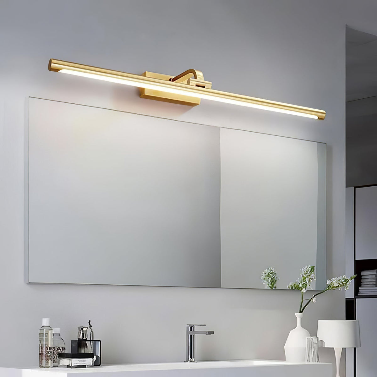 Tevelo Brass Minimalist Wall Lamp