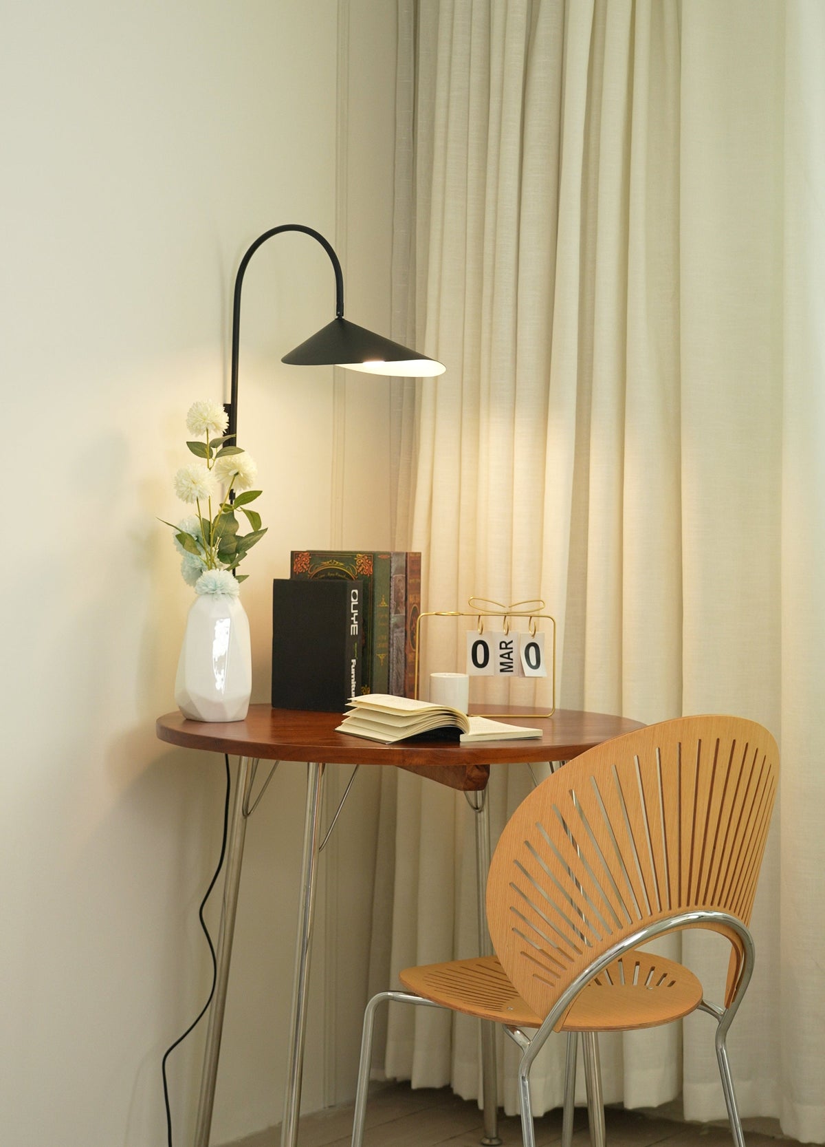 Alocasia Arc Plug-in Wall Lamp