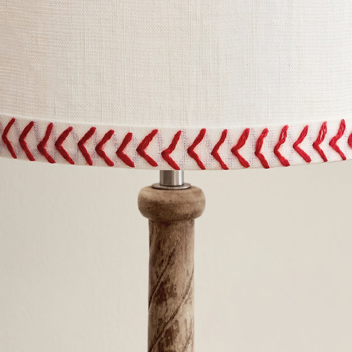 Elaanaine Table Lamp