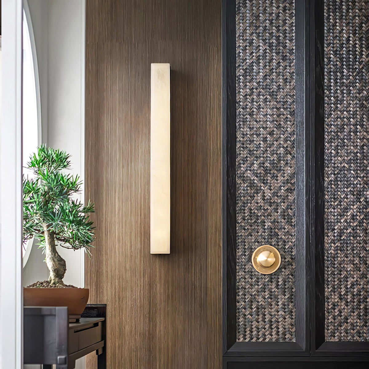 Menepuk Linear Brass Alabaster Wall Lamp