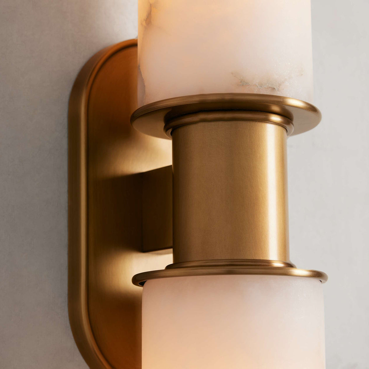 Nivivina Vertical Alabaster Sconce