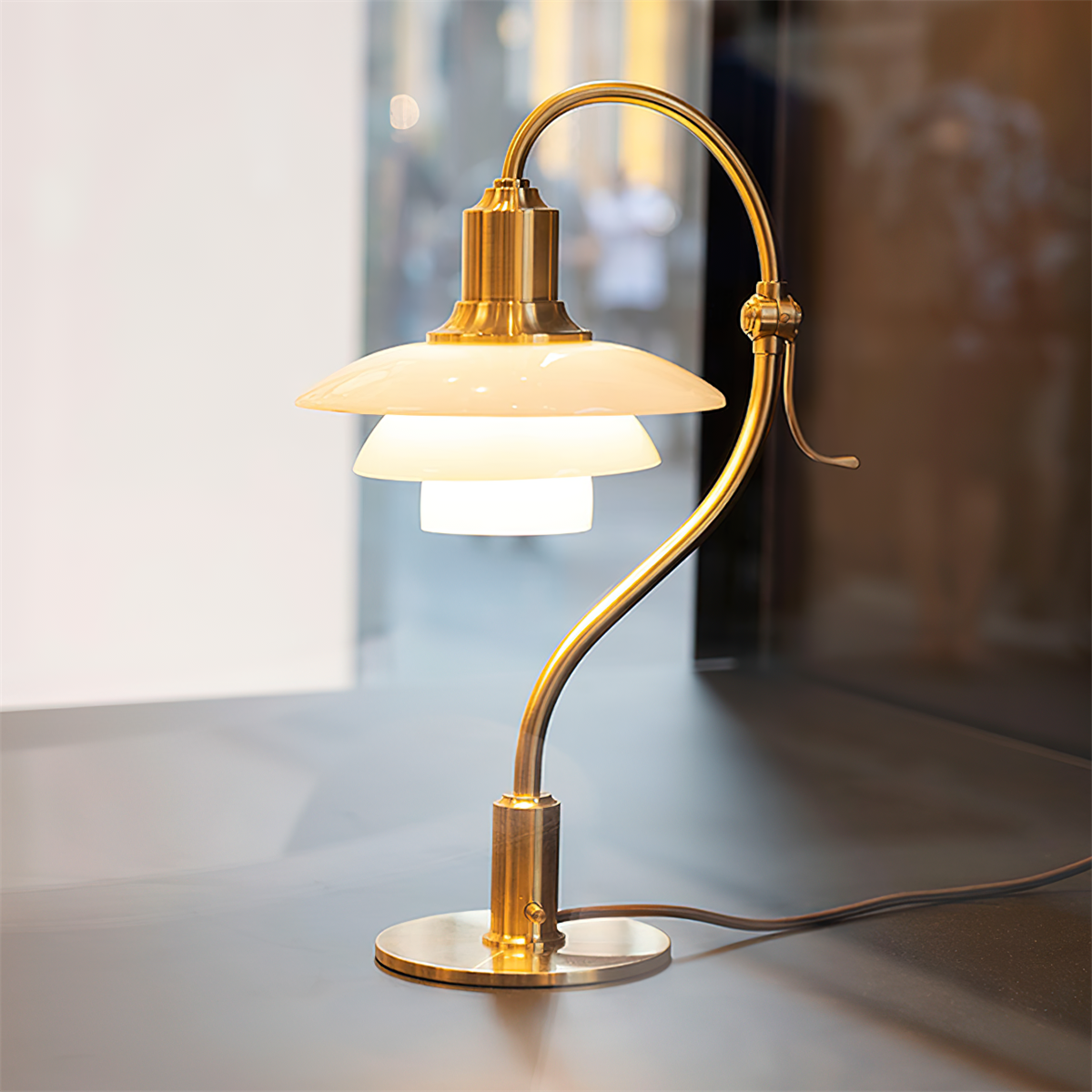Viraanelia Table Lamp