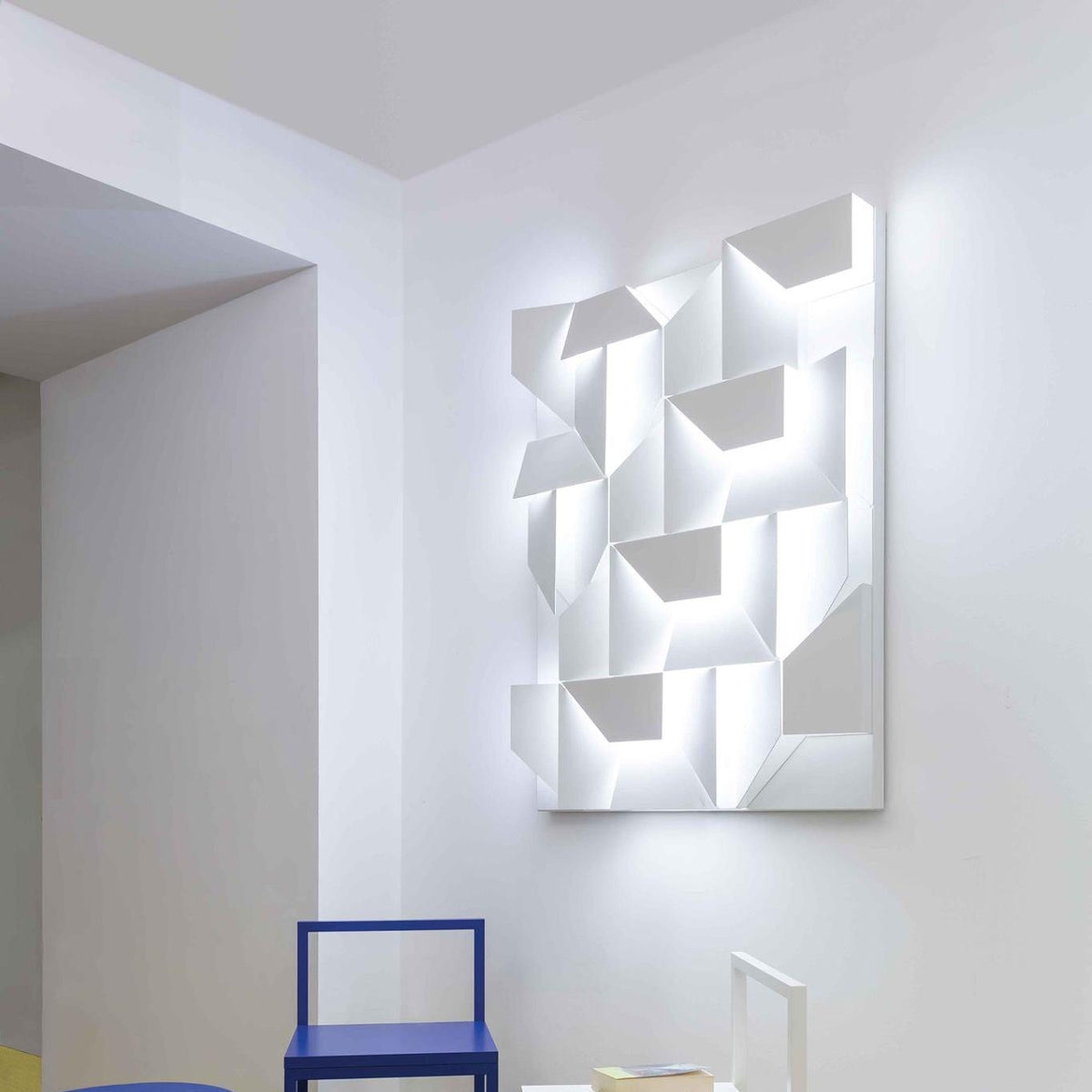 Wynor Shadows Grand Sconce Wall Lamp