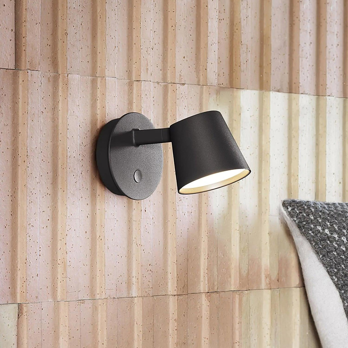 Caelwyn Core Wall Lamp