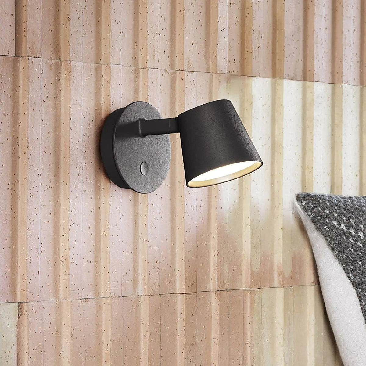 Caelwyn Core Wall Lamp